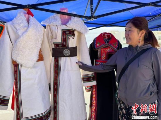 图为蒙古族手艺人展示蒙古袍。陈宗淇 摄 图为蒙古族手艺人展示蒙古袍。陈宗淇 摄