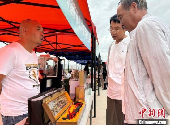 图为民众围观农特展品。陈宗淇 摄 图为民众围观农特展品。陈宗淇 摄