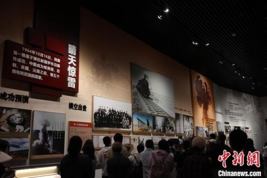 图为网络名人打卡原子城纪念馆。张添福 摄 图为网络名人打卡原子城纪念馆。张添福 摄