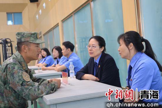 图为现场开展法律咨询。姜艳芳 摄