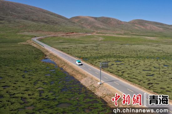 图为农行杂多县支行流动金融服务车行驶在前往查旦乡的路上。 张忠苹 摄