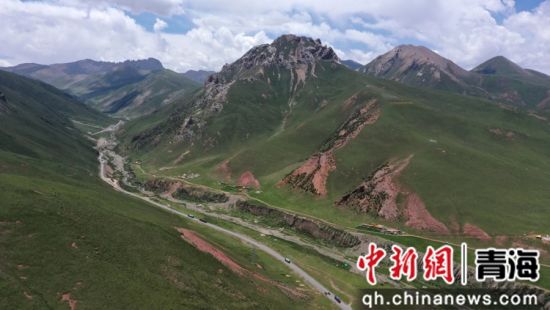 图为航拍玉树藏族自治州杂多县。 张忠苹 摄