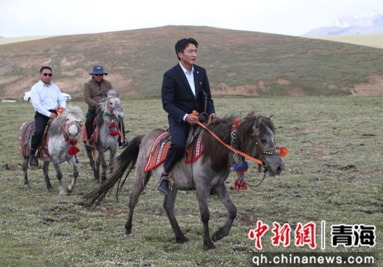 图为农行杂多县支行工作人员骑马前往边远农户家中办理金融业务。 张忠苹 摄