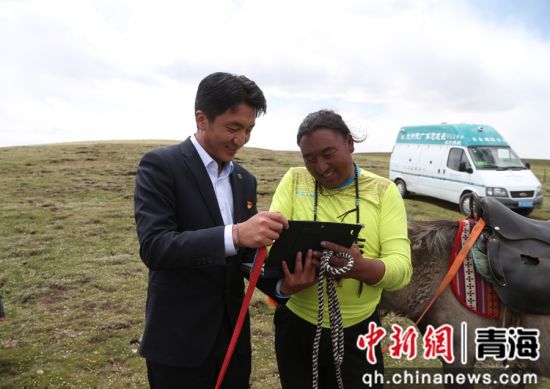 图为农行杂多县支行工作人员给客户办理农户贷款建档。 张忠苹 摄