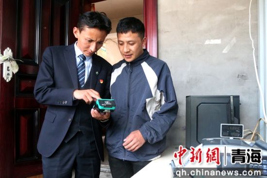 图为农行杂多县支行客户经理给惠农服务点业务人员现场指导业务操作。 张忠苹 摄