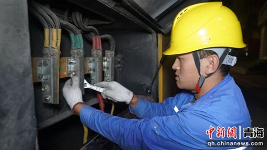 图为国网西宁供电公司工作人员正在接入发电车,保障医院可靠供电。丁有鹏 摄 图为国网西宁供电公司工作人员正在接入发电车,保障医院可靠供电。丁有鹏 摄