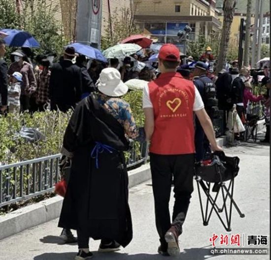 图为志愿者帮助当地群众和游客。共青团玉树州委供图 图为志愿者帮助当地群众和游客。共青团玉树州委供图