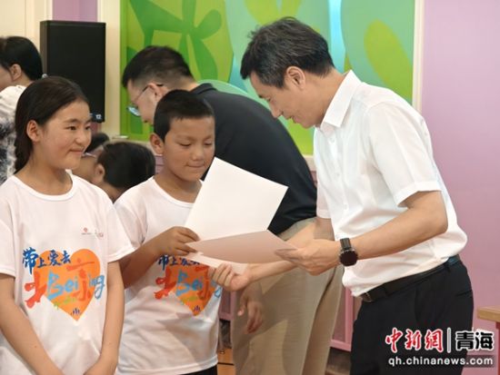 图为中国建设银行青海省分行党委委员、副行长刘建华给孩子们颁布结营证书。刘洋 摄 图为中国建设银行青海省分行党委委员、副行长刘建华给孩子们颁布结营证书。刘洋 摄