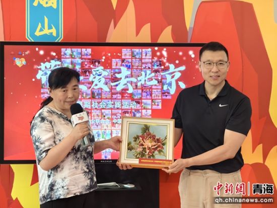 图为青海省妇女联合会给中国儿童中心赠送纪念品。刘洋 摄 图为青海省妇女联合会给中国儿童中心赠送纪念品。刘洋 摄