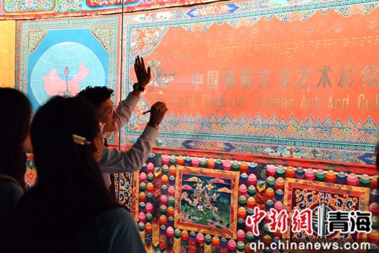 图为实践团在青海省藏文化博物馆内参观。河海大学信息科学与工程学院供图 图为实践团在青海省藏文化博物馆内参观。河海大学信息科学与工程学院供图