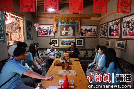 图为实践团成员在海东市互助土族自治县了解土族婚礼。河海大学信息科学与工程学院供图 图为实践团成员在海东市互助土族自治县了解土族婚礼。河海大学信息科学与工程学院供图