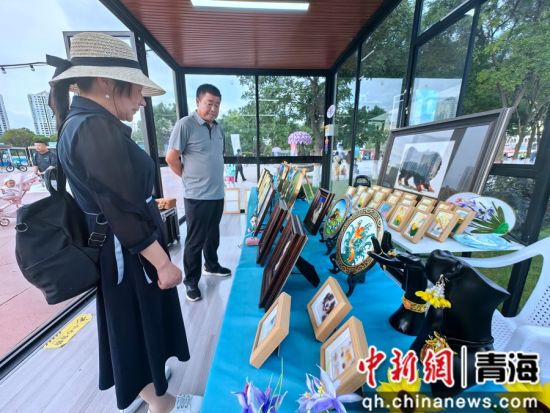 图为活动现场游客参观特色展示区。李隽 摄 图为活动现场游客参观特色展示区。李隽 摄