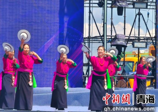 图为锅庄舞邀请赛现场。陈宗淇 摄