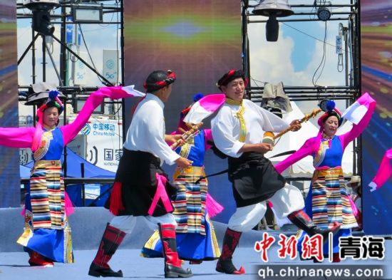 图为锅庄舞邀请赛现场。陈宗淇 摄