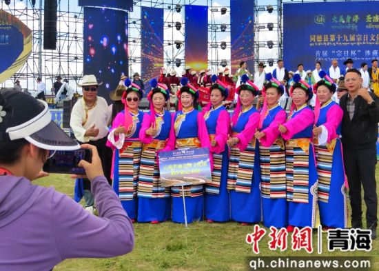 图为云南省迪庆藏族自治州文化馆俏夕阳艺术团在赛后合影留念。陈宗淇 摄