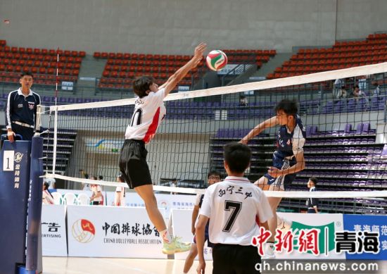 图为大通朔山中学代表队(蓝衣)与西宁三中代表队(白衣)对阵中。 张忠苹 摄