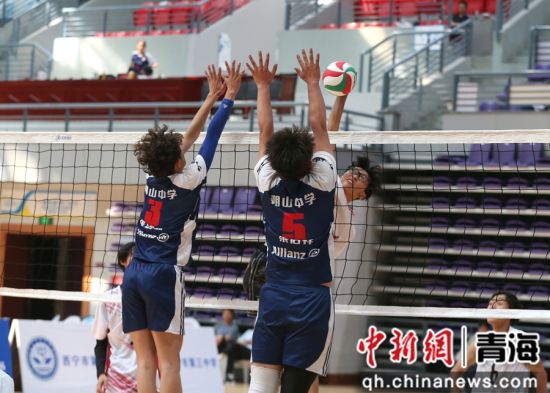 图为大通朔山中学代表队(蓝衣)与西宁三中代表队(白衣)对阵中。 张忠苹 摄