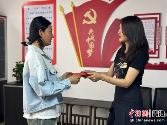 图为捐赠方捐资助学。 孙睿 摄 图为捐赠方捐资助学。 孙睿 摄