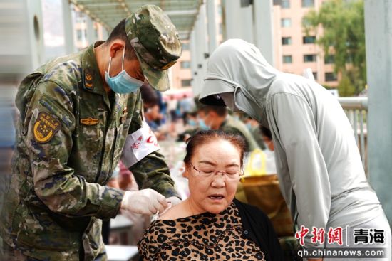 图为义诊现场。武警青海省总队医院供图 图为义诊现场。武警青海省总队医院供图
