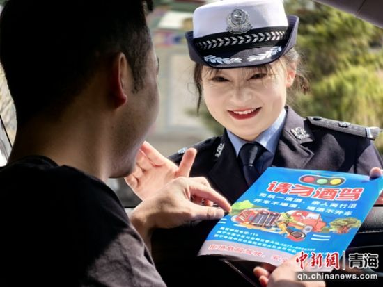图为湟中区公安局工作人员在鲁沙尔镇开展交通道路安全宣传工作。马薇茹供图 图为湟中区公安局工作人员在鲁沙尔镇开展交通道路安全宣传工作。马薇茹供图