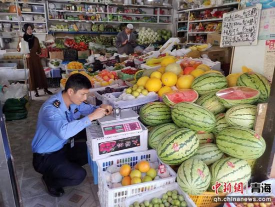 图为湟中区市场监督管理局执法人员对瓜果蔬菜店的电子计价秤进行计量检定。马薇茹供图 图为湟中区市场监督管理局执法人员对瓜果蔬菜店的电子计价秤进行计量检定。马薇茹供图