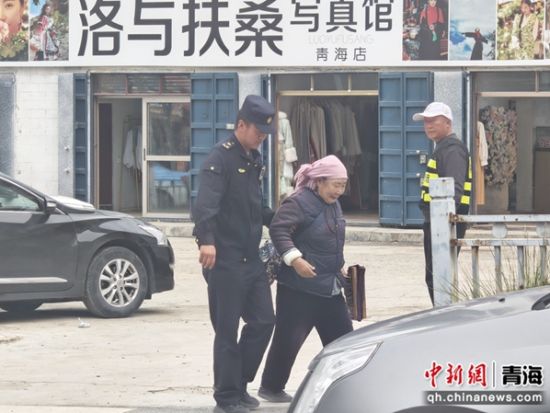 图为湟中区城管局执法人员向游客提供帮助。马薇茹供图 图为湟中区城管局执法人员向游客提供帮助。马薇茹供图