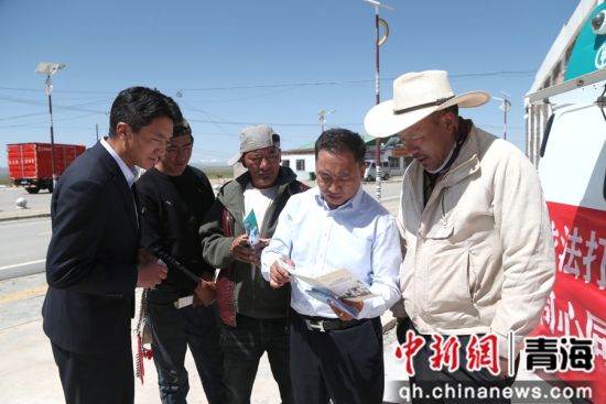 图为农行杂多县支行工作人员下乡宣传金融知识。 张忠苹 摄