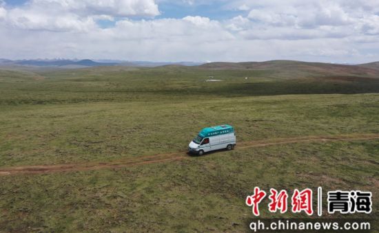 图为农行杂多县支行流动金融服务车行驶在查旦乡的山路上。 张忠苹 摄