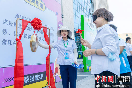 图为活动现场，市民参与互动游戏。 交行青海省分行供图