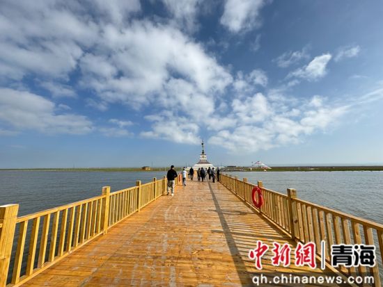 图为仙女湾景区内,游客在木栈桥上观赏青海湖湖面风光。潘雨洁 摄 图为仙女湾景区内,游客在木栈桥上观赏青海湖湖面风光。潘雨洁 摄