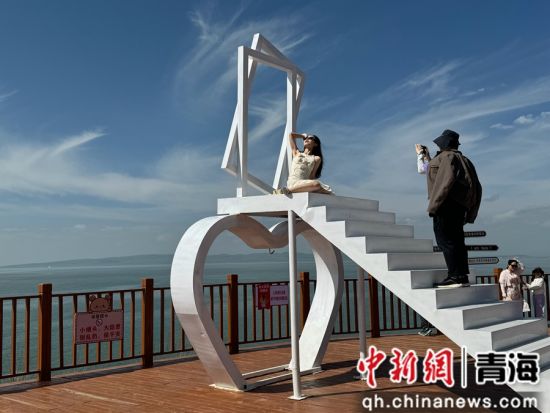 图为游客在圣泉湾生态体验区内打卡拍照。潘雨洁 摄 图为游客在圣泉湾生态体验区内打卡拍照。潘雨洁 摄