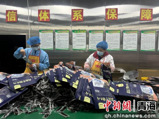 图为达玉五谷村清湖源牦牛肉加工企业车间内正在打包的工人。潘雨洁 摄 图为达玉五谷村清湖源牦牛肉加工企业车间内正在打包的工人。潘雨洁 摄
