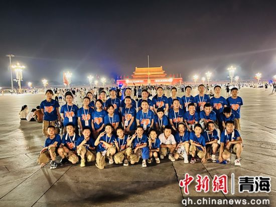 图为同学们在天安门广场合影。 中国建设银行青海省分行 供图 图为同学们在天安门广场合影。 中国建设银行青海省分行 供图