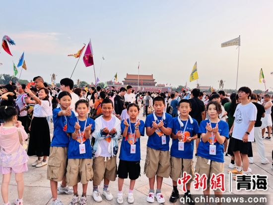 图为同学们在天安门广场合影。 中国建设银行青海省分行 供图 图为同学们在天安门广场合影。 中国建设银行青海省分行 供图