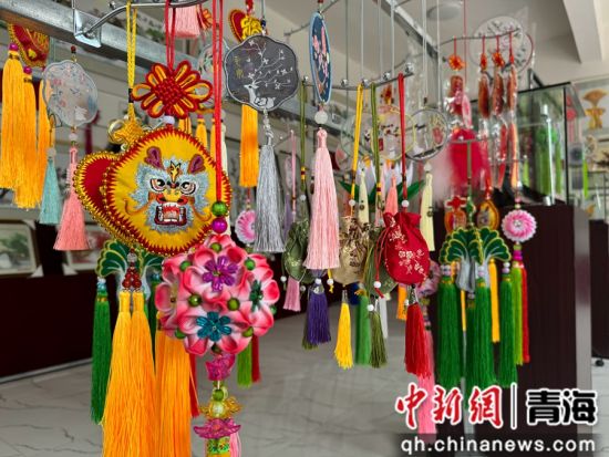 图为阿河滩村撒拉绣非遗就业工坊内,制作精良的挂件、香包、鞋垫、扇子等绣品。潘雨洁 摄 图为阿河滩村撒拉绣非遗就业工坊内,制作精良的挂件、香包、鞋垫、扇子等绣品。潘雨洁 摄
