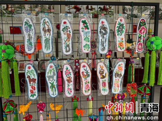 图为阿河滩村撒拉绣非遗就业工坊内,制作精良的挂件、香包、鞋垫、扇子等绣品。潘雨洁 摄 图为阿河滩村撒拉绣非遗就业工坊内,制作精良的挂件、香包、鞋垫、扇子等绣品。潘雨洁 摄