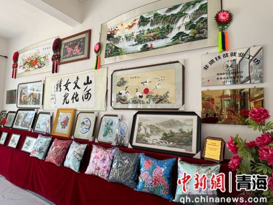 图为阿河滩村撒拉绣非遗就业工坊内,制作精良的挂件、香包、鞋垫、扇子等绣品。潘雨洁 摄 图为阿河滩村撒拉绣非遗就业工坊内,制作精良的挂件、香包、鞋垫、扇子等绣品。潘雨洁 摄
