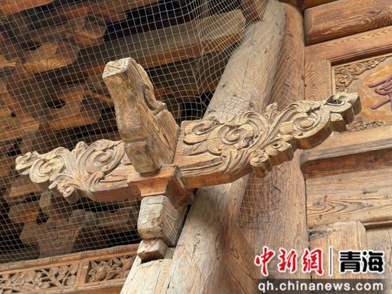 图为清真寺建筑木梁上的精美雕花。潘雨洁 摄 图为清真寺建筑木梁上的精美雕花。潘雨洁 摄