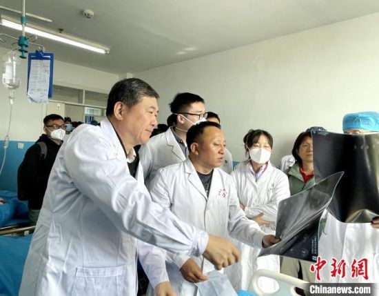 图为中国工程院院士、清华大学附属北京清华长庚医院院长董家鸿(左一)带领团队开展诊疗。王良 供图 图为中国工程院院士、清华大学附属北京清华长庚医院院长董家鸿(左一)带领团队开展诊疗。王良 供图