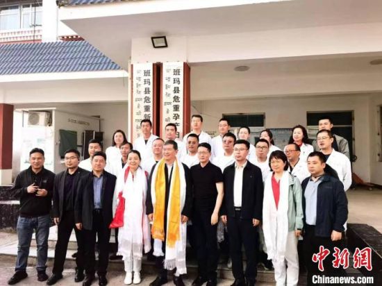 图为医疗团队在青海省果洛州班玛县一医疗机构合影。王良 供图 图为医疗团队在青海省果洛州班玛县一医疗机构合影。王良 供图