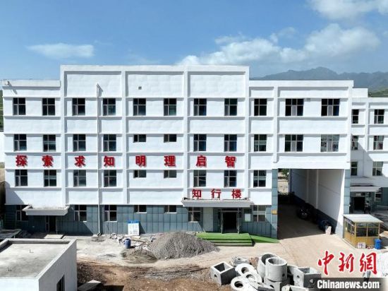 航拍图为满坪镇中心学校施工现场。石军 摄 航拍图为满坪镇中心学校施工现场。石军 摄
