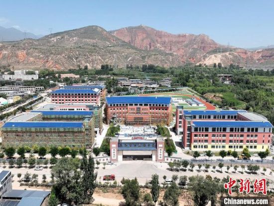 航拍图为民和县官亭镇土族中学。石军 摄 航拍图为民和县官亭镇土族中学。石军 摄