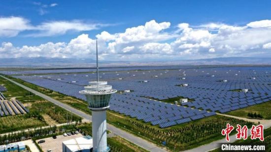 资料图为青海省海南州塔拉滩的光伏“海洋”。青海省税务局供图 资料图为青海省海南州塔拉滩的光伏“海洋”。青海省税务局供图