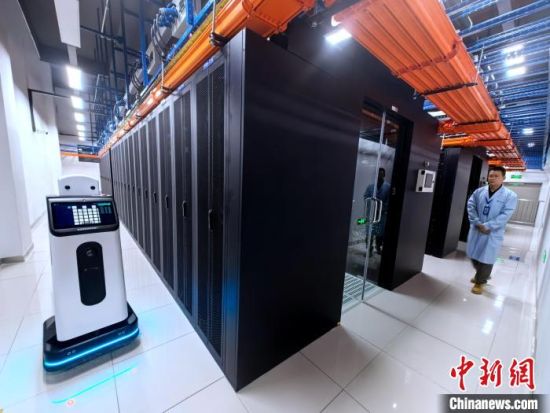 资料图为中国首个100%清洁能源可溯源绿色大数据中心内,机器人正在机房巡检。李隽 摄 资料图为中国首个100%清洁能源可溯源绿色大数据中心内,机器人正在机房巡检。李隽 摄