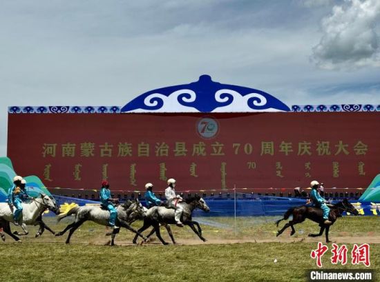 图为赛马现场。祁绣娟摄 图为赛马现场。祁绣娟摄