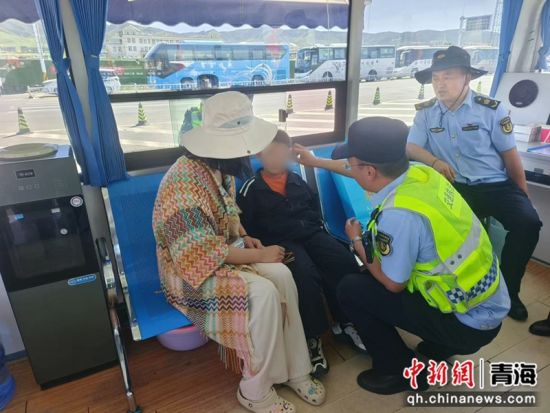 图为游客在便民服务点休息。白承霞供图 图为游客在便民服务点休息。白承霞供图