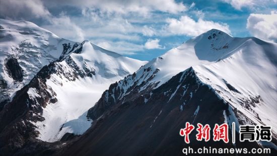 图为阿尼玛卿雪山。组委会 供图