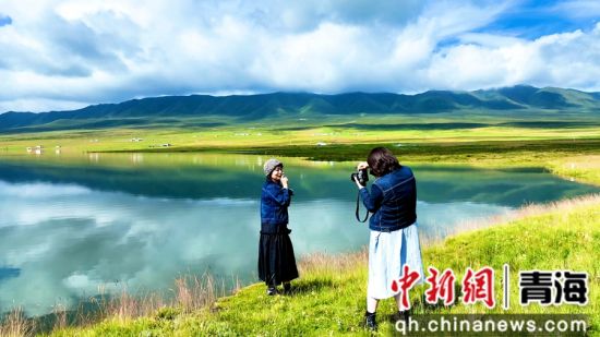 图为游客在天境圣湖拍照留影。马贵龙 摄 图为游客在天境圣湖拍照留影。马贵龙 摄