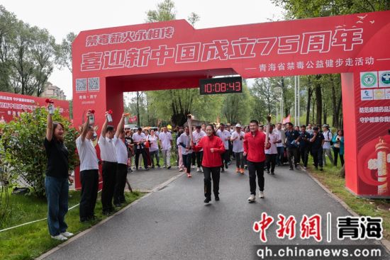 图为健步走现场。薛蒂 摄 图为健步走现场。薛蒂 摄