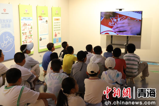 图为孩子们在青海美术馆通过视频了解相关知识。 青海美术馆供图